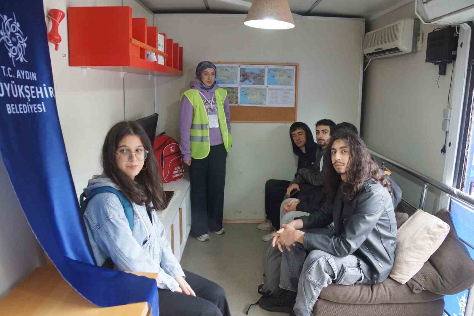 Aydınlılar simülatörde 7.4 şiddetindeki depremi yaşadı