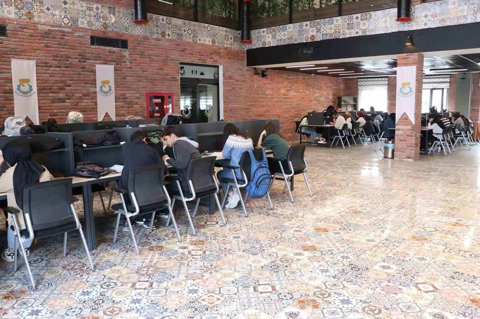 K&uuml;t&uuml;phaneler gen&ccedil;lerin hayallerine a&ccedil;ılan kapı oluyor
