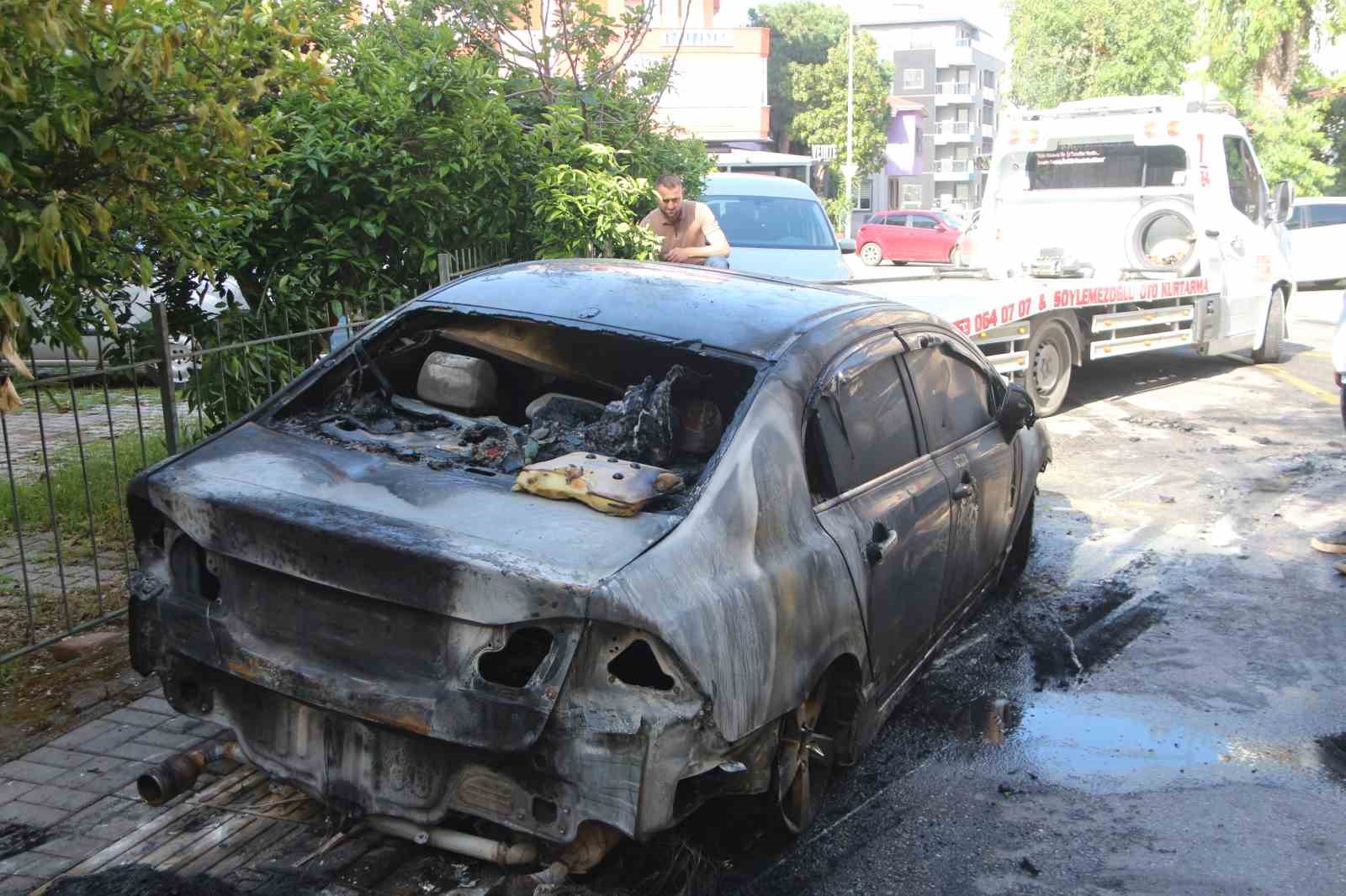 Alanya&rsquo;da park halindeki otomobil alevlere teslim oldu
