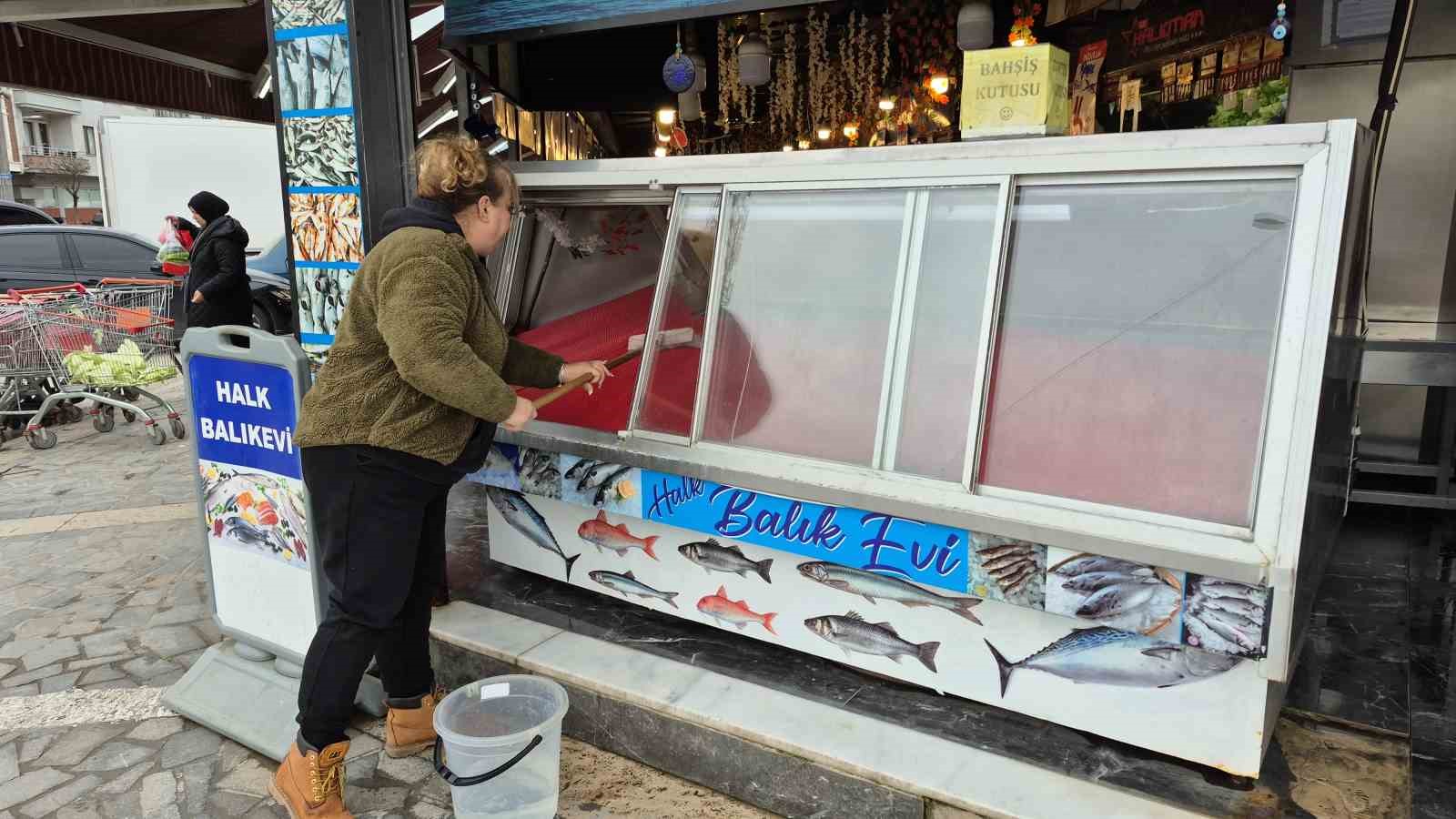 Balık tezgahları fırtına kurbanı
