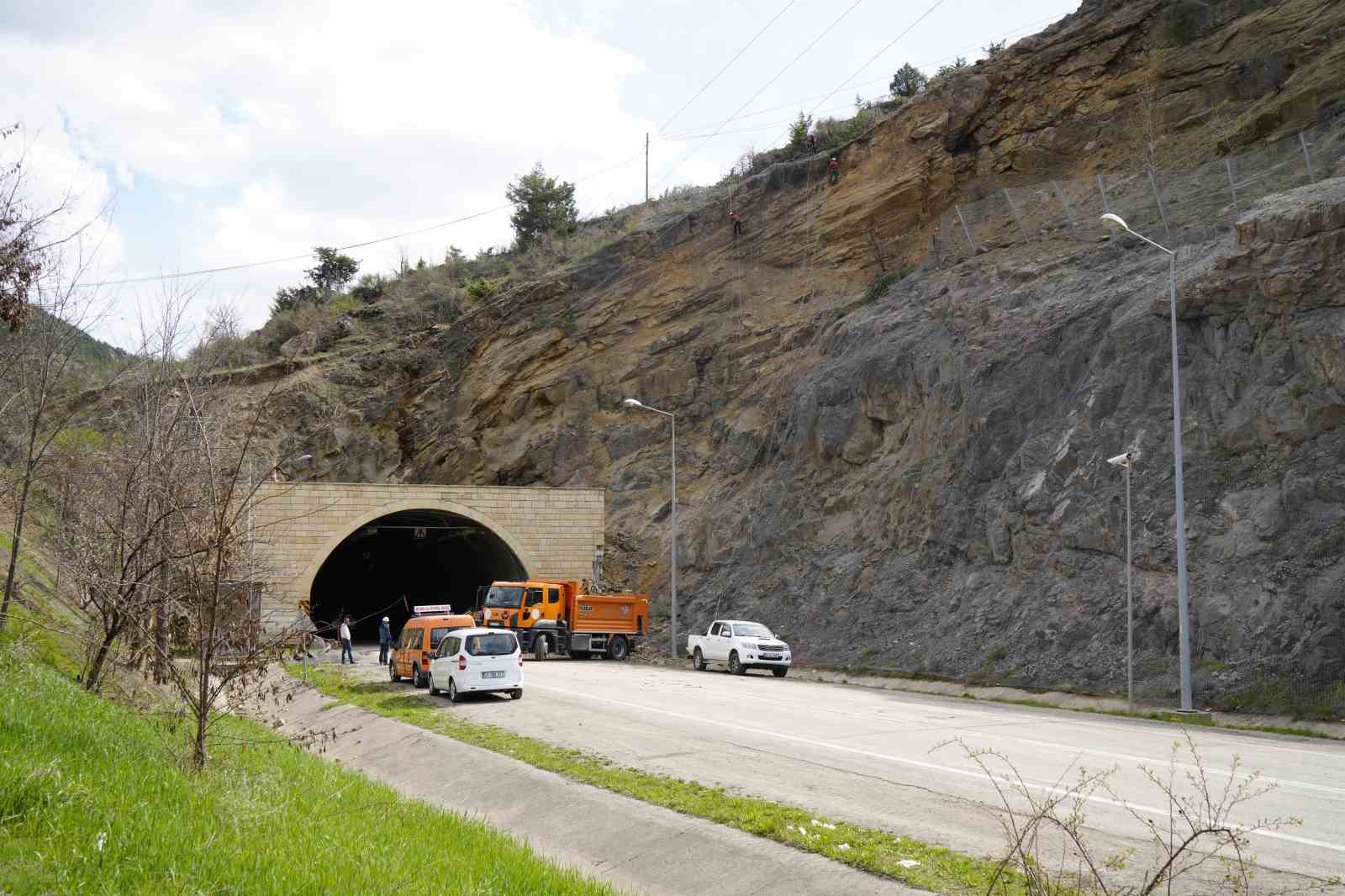 Gümüşhane’de heyelanlı bölgede temizleme çalışmaları tamamlandı