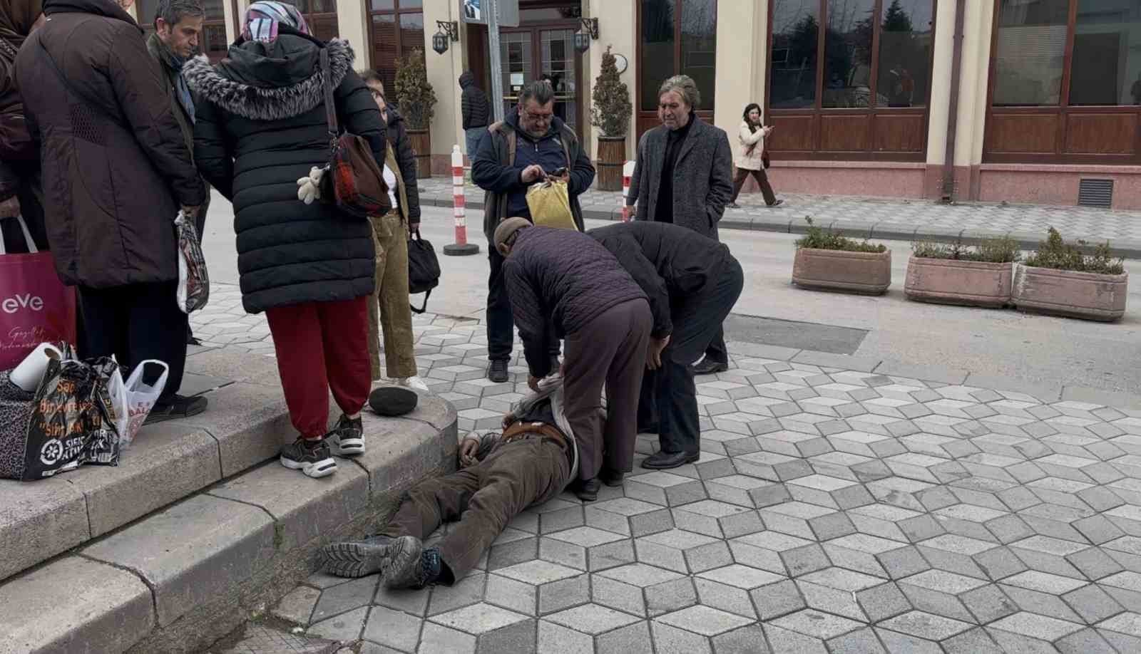 Yolda yürürken kalp krizi geçiren şahıs hayatını kaybetti