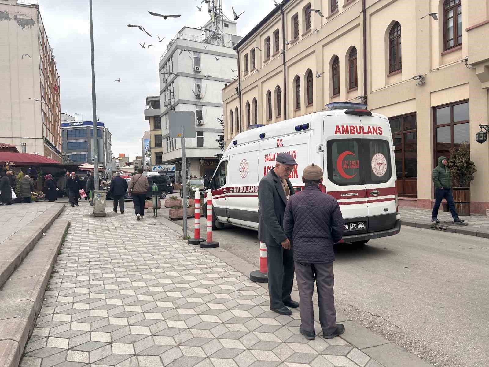 Yolda y&uuml;r&uuml;rken kalp krizi ge&ccedil;iren şahıs hayatını kaybetti
