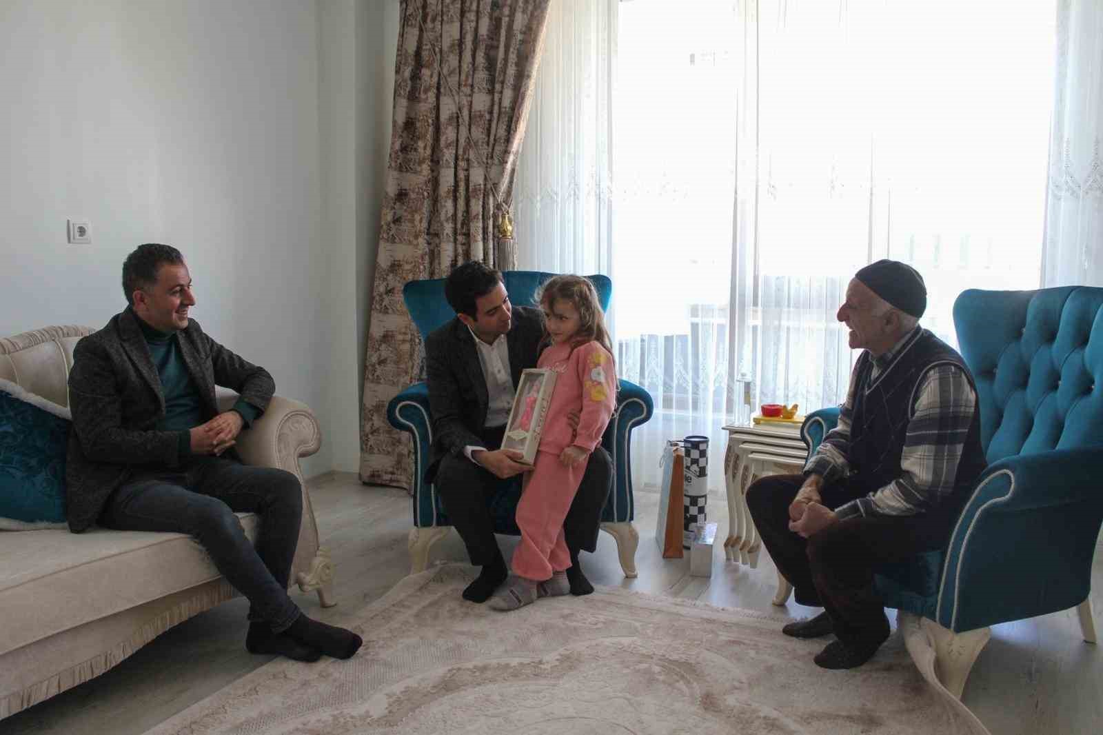 Kaymakam G&uuml;zel&rsquo;den şehit ailesine doğum g&uuml;n&uuml; s&uuml;rprizi
