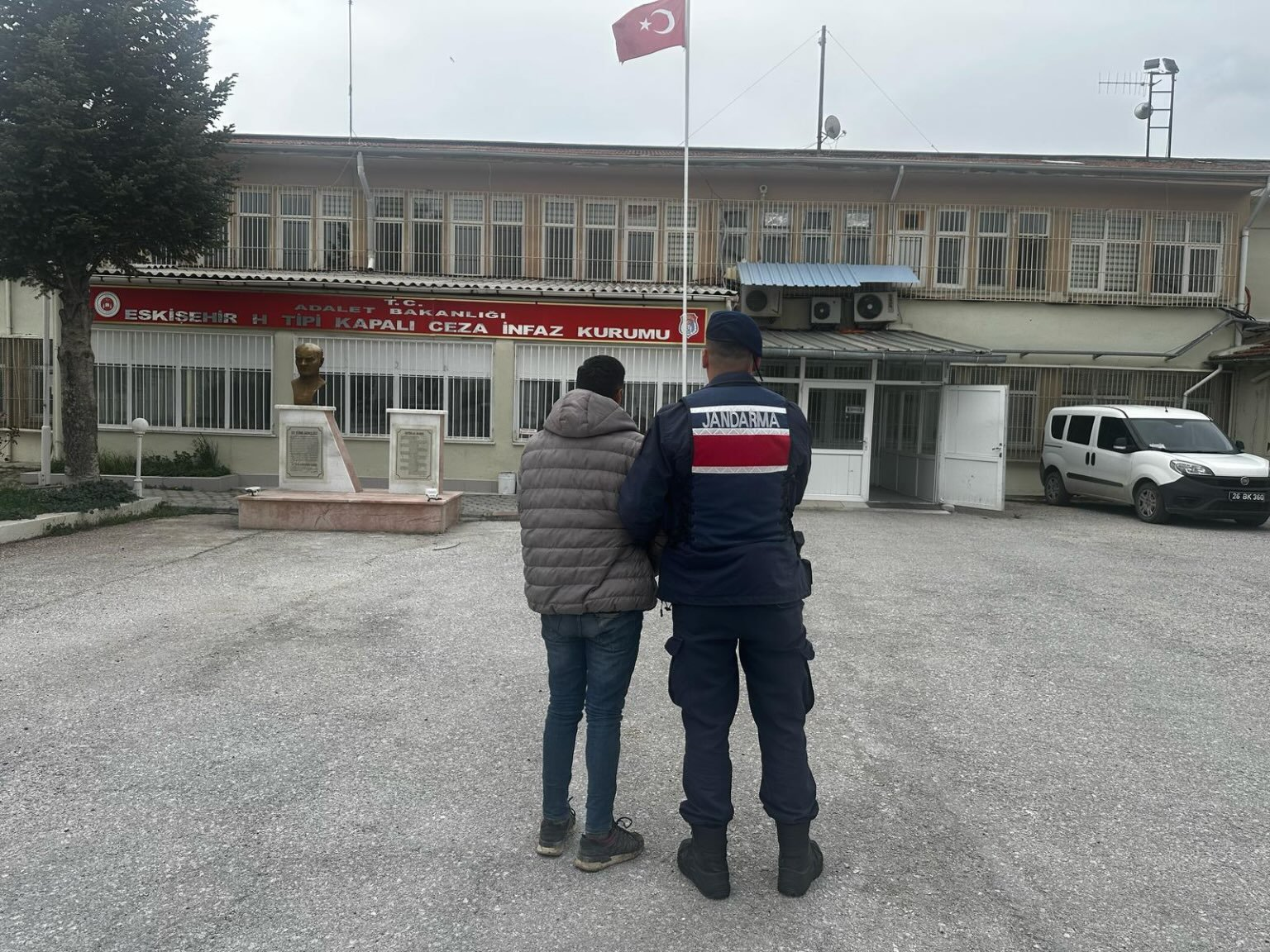 Kesinleşmiş 20 yıl hapis cezası bulunan şahıs hırsızlık yaparken suçüstü yakalandı