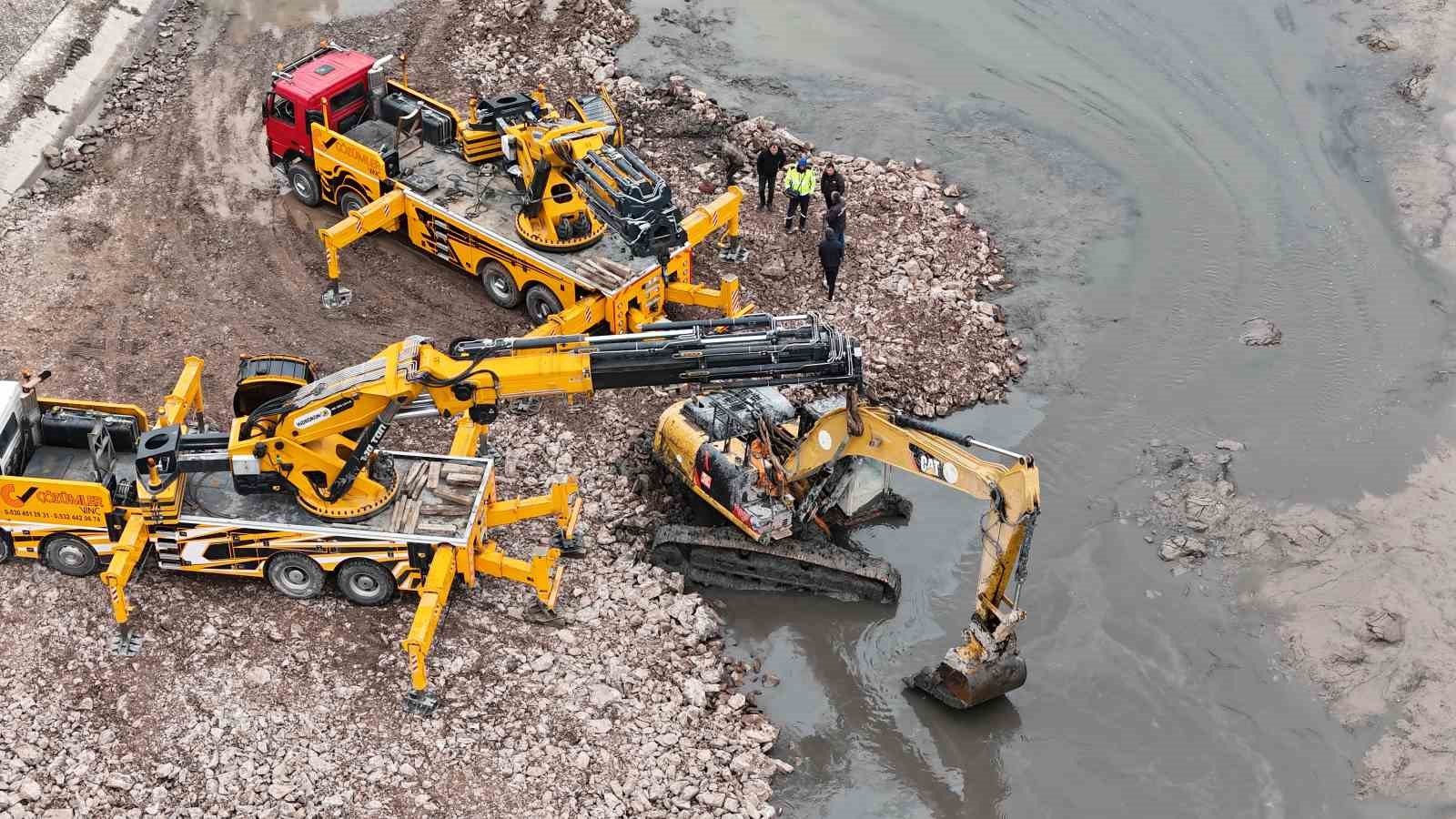 Porsuk Çayı zeminine gömülen ekskavatör 2 vinç ile çıkarıldı