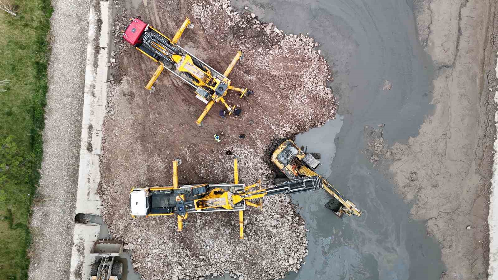 Porsuk &Ccedil;ayı zeminine g&ouml;m&uuml;len ekskavat&ouml;r 2 vin&ccedil; ile &ccedil;ıkarıldı
