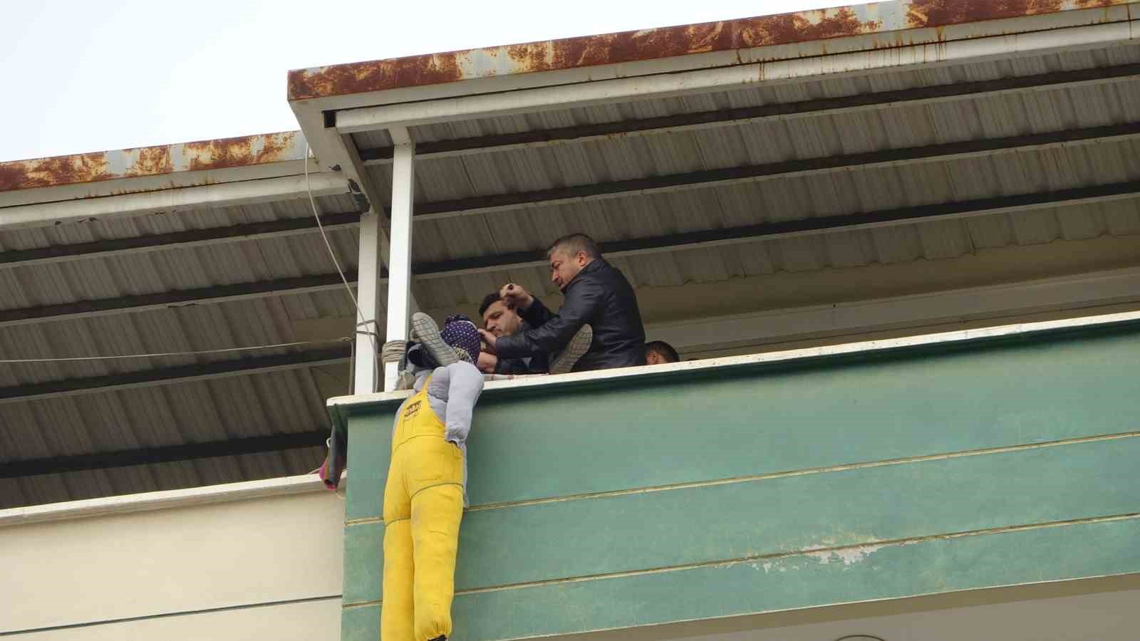 Yıkım kararı verilen binasında intihar girişiminde bulunan kadını polis kurtardı