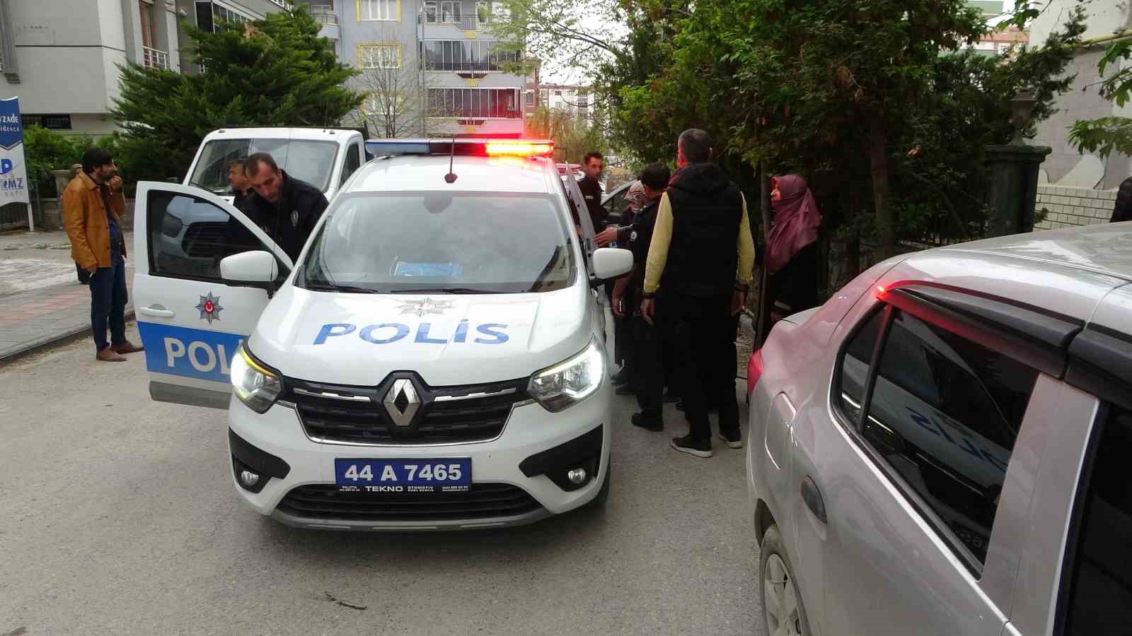 Yıkım kararı verilen binasında intihar girişiminde bulunan kadını polis kurtardı
