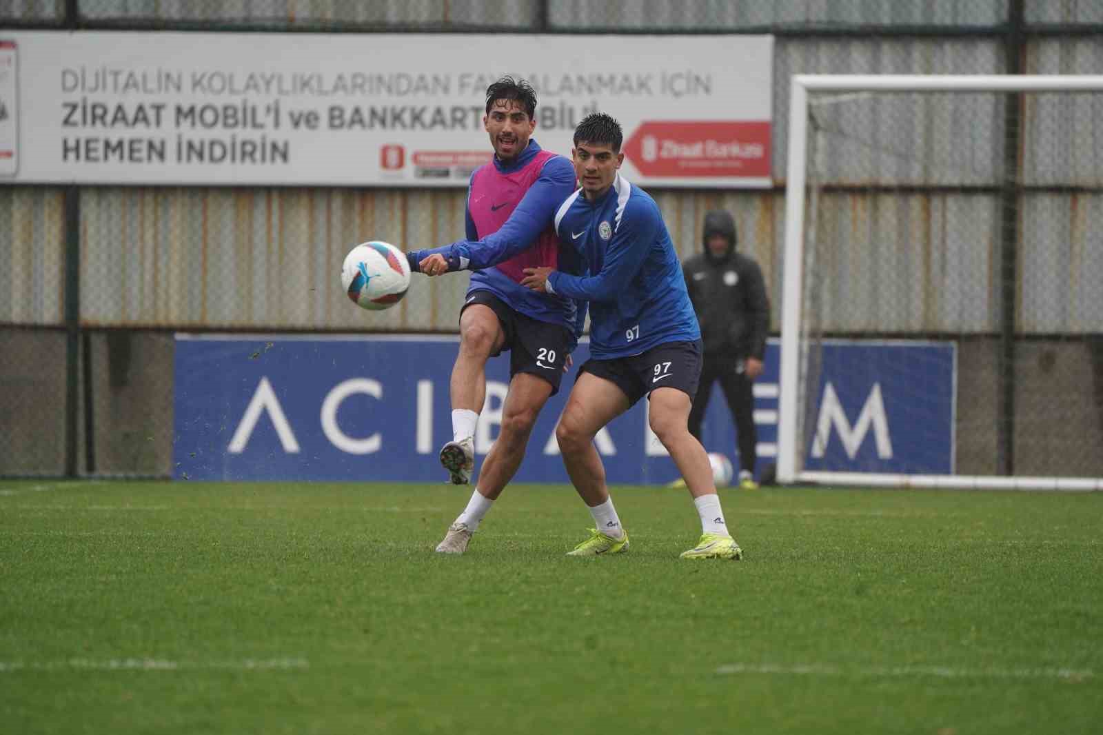 &Ccedil;aykur Rizespor, Trabzonspor ma&ccedil;ı hazırlıklarını s&uuml;rd&uuml;rd&uuml;
