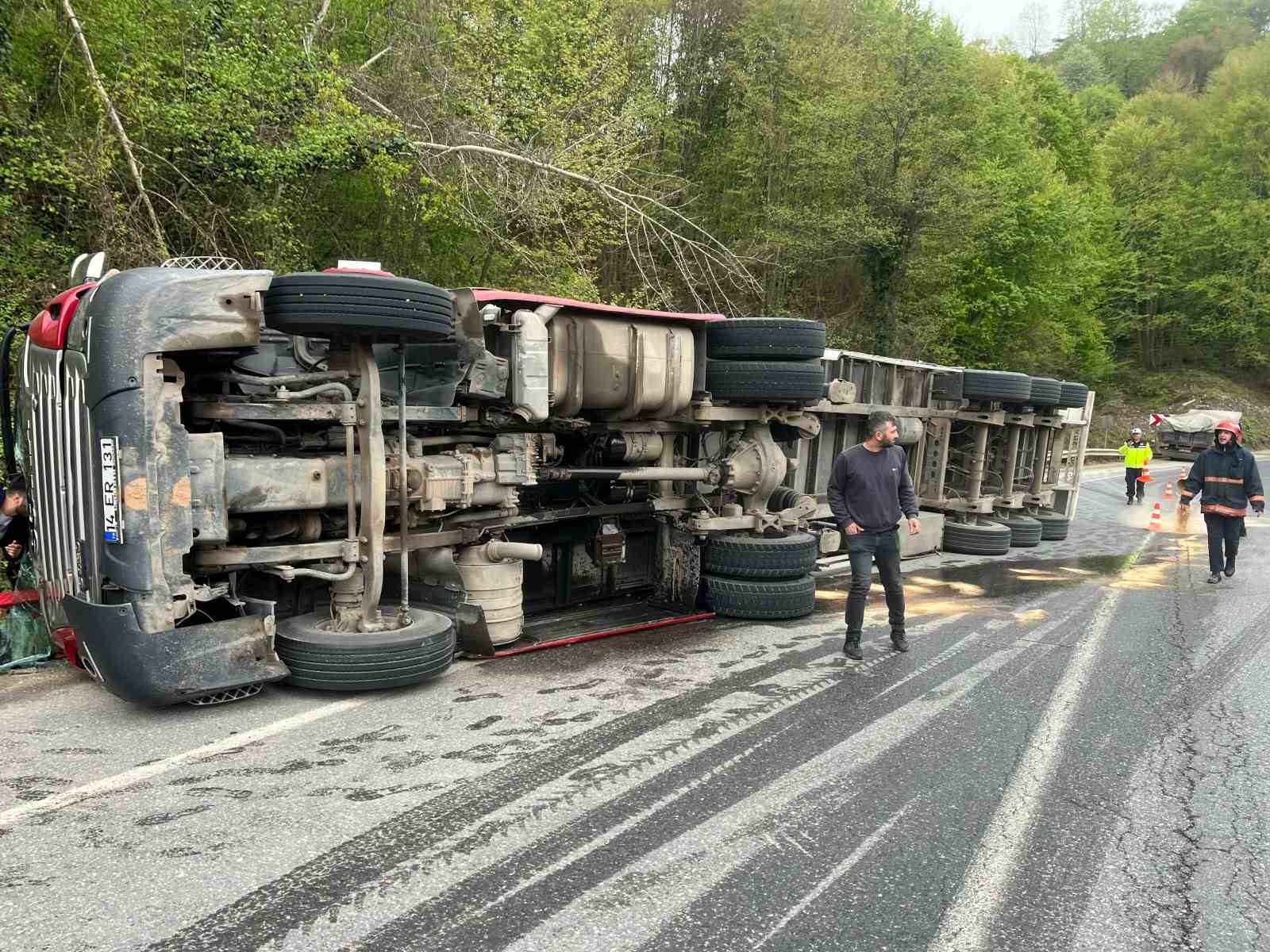 D-140’da tır devrildi: 1 yaralı