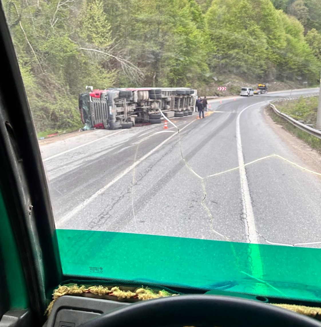 D-140&rsquo;da tır devrildi: 1 yaralı
