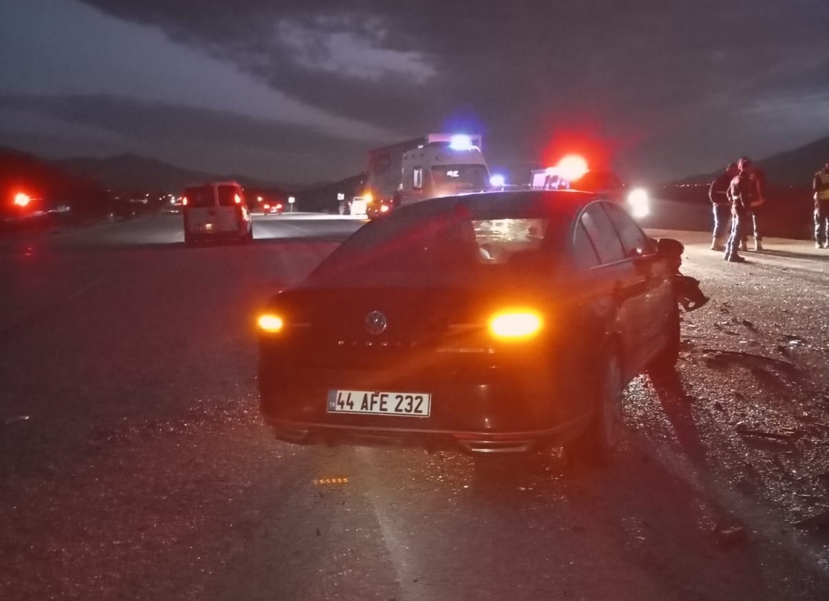 Malatya&rsquo;da iki otomobil &ccedil;arpıştı: 1 &ouml;l&uuml;, 3 yaralı
