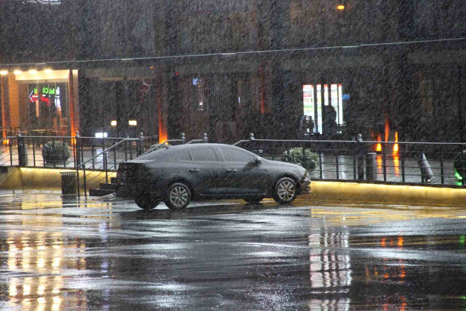 &Ccedil;orum&rsquo;da Nisan karı: Ekipler yollarda teyakkuza ge&ccedil;ti
