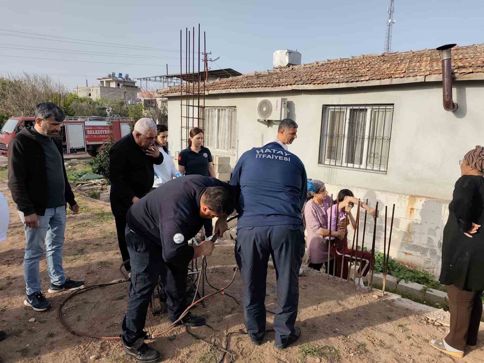 Koluna inşaat demiri saplanan çocuğa itfaiye ekiplerinden kritik müdahale