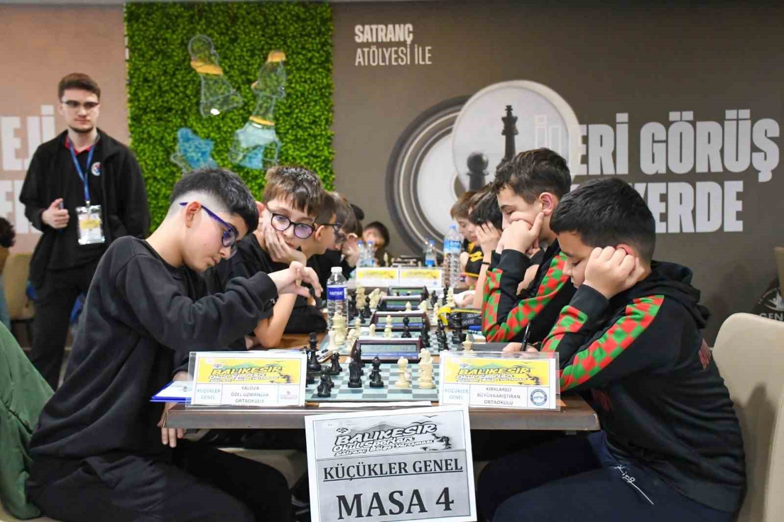 Balıkesir’de 300 sporcu satranç müsabakalarında mücadele ediyor