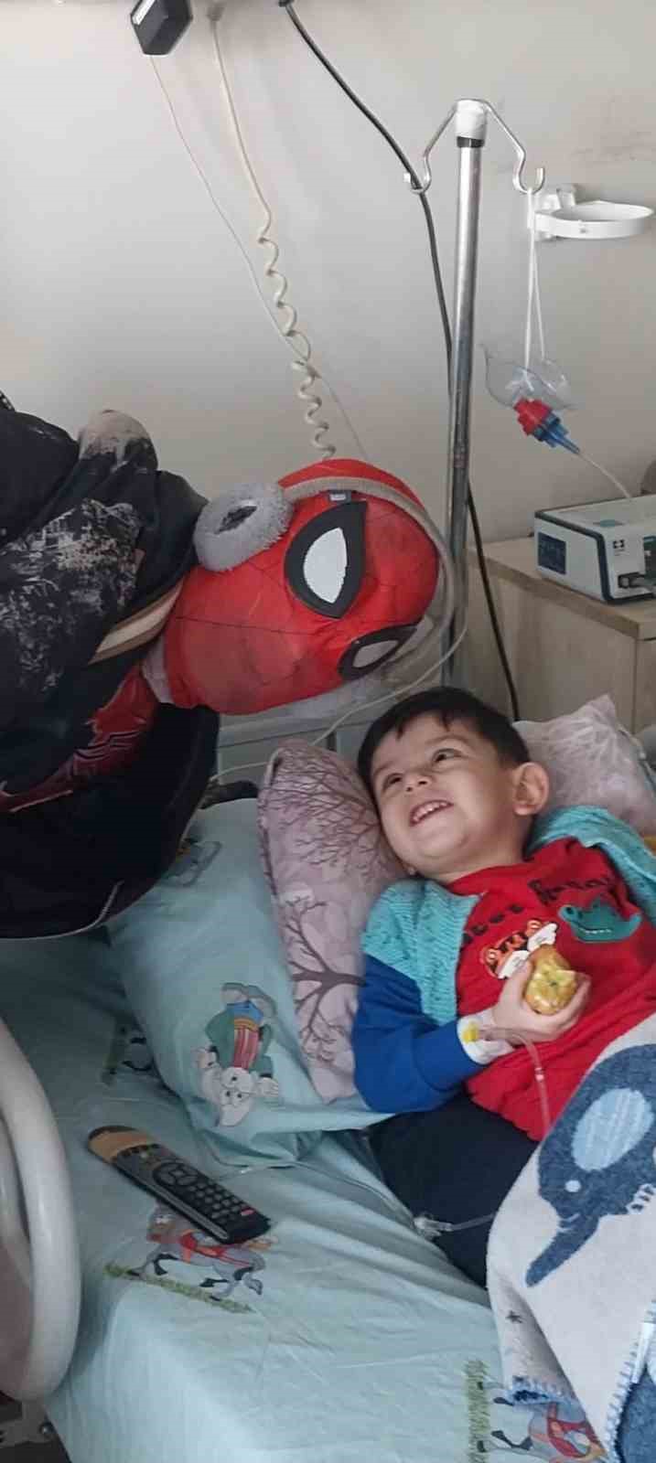 Pijamalı &ouml;r&uuml;mcek adam Ayaz Salih Ko&ccedil;, Erzurum&rsquo;da &ccedil;ocukların y&uuml;z&uuml;n&uuml; g&uuml;ld&uuml;rd&uuml;
