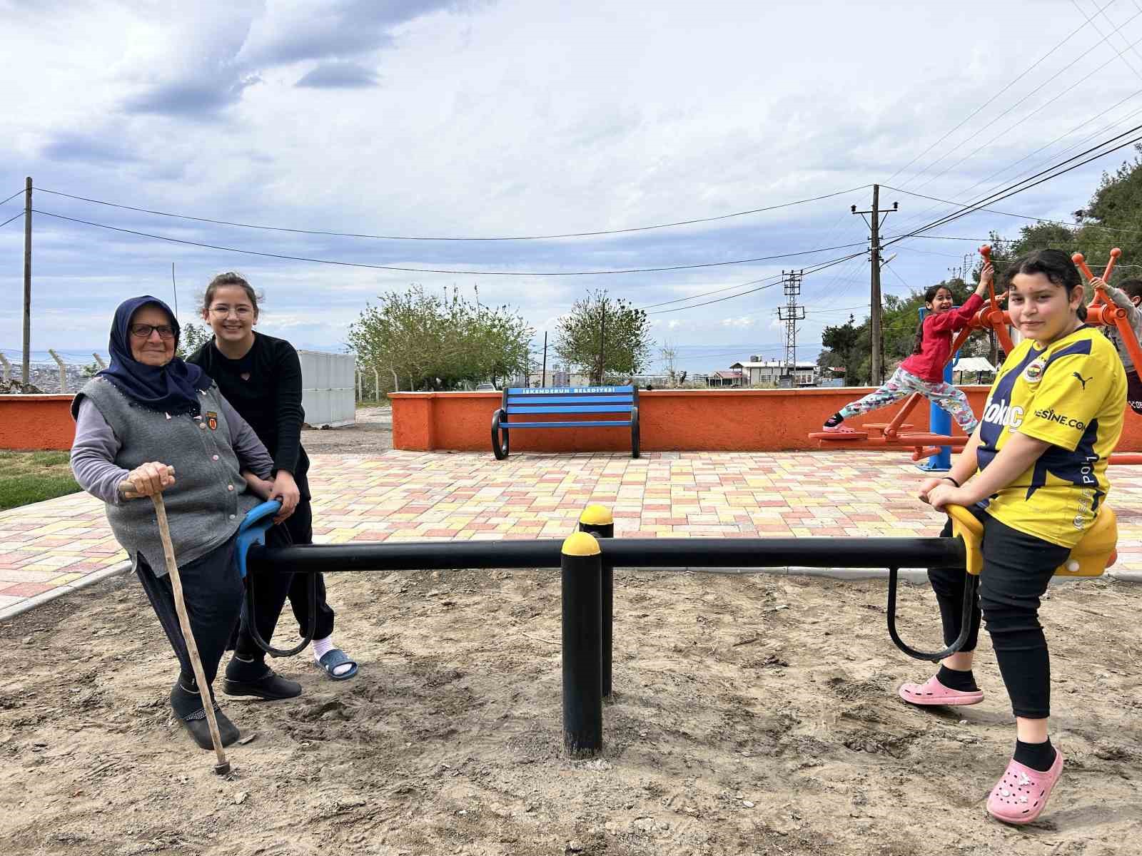 Park hayali gerçekleşen 77 yaşındaki gazi eşi torunlarıyla doyasıya eğlendi