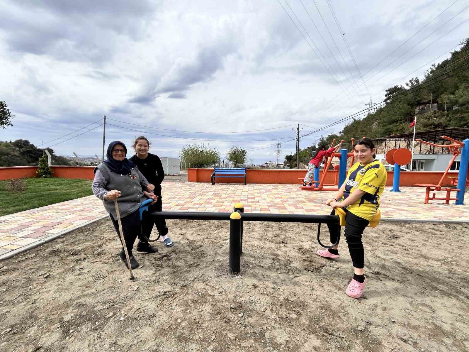 Park hayali ger&ccedil;ekleşen 77 yaşındaki gazi eşi torunlarıyla doyasıya eğlendi
