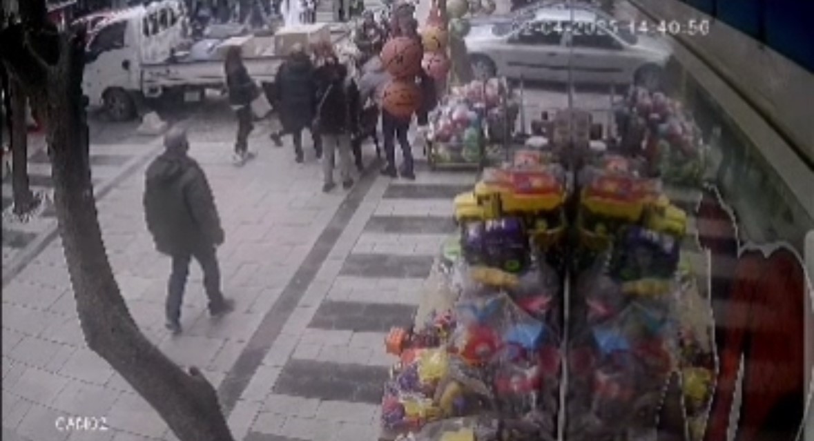 Bandırma&rsquo;da kaldırım tehlikesi: Her hafta biri d&uuml;ş&uuml;yor
