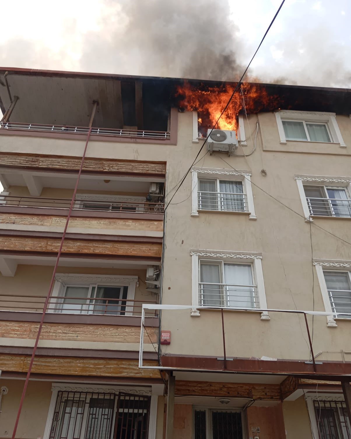 Antakya’da ev alevlere telsim oldu