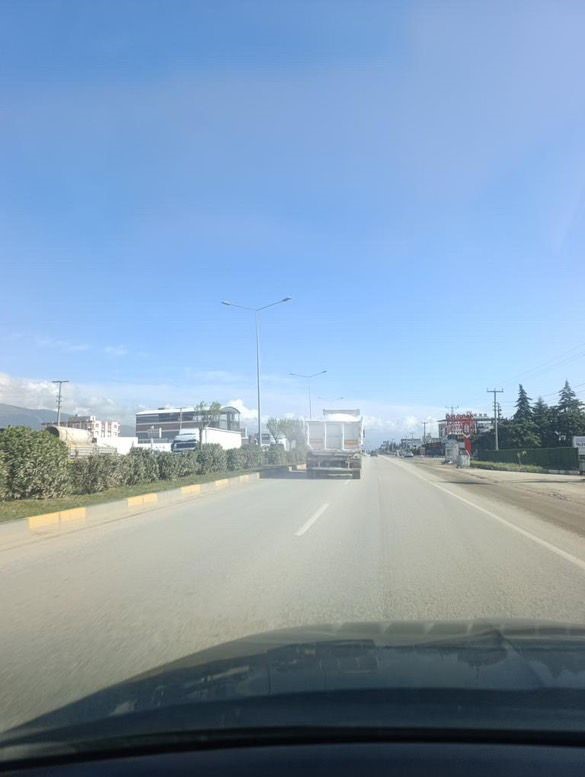 Taşıdığı y&uuml;k&uuml;n &uuml;zerine branda &ccedil;ekmeyen kamyon s&uuml;r&uuml;c&uuml;s&uuml;ne ceza
