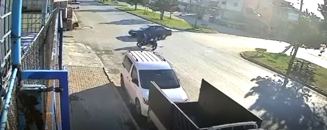 Otomobil ile motosikletin &ccedil;arpışması sonucu 1 kişinin yaralandığı trafik kazası kamerada
