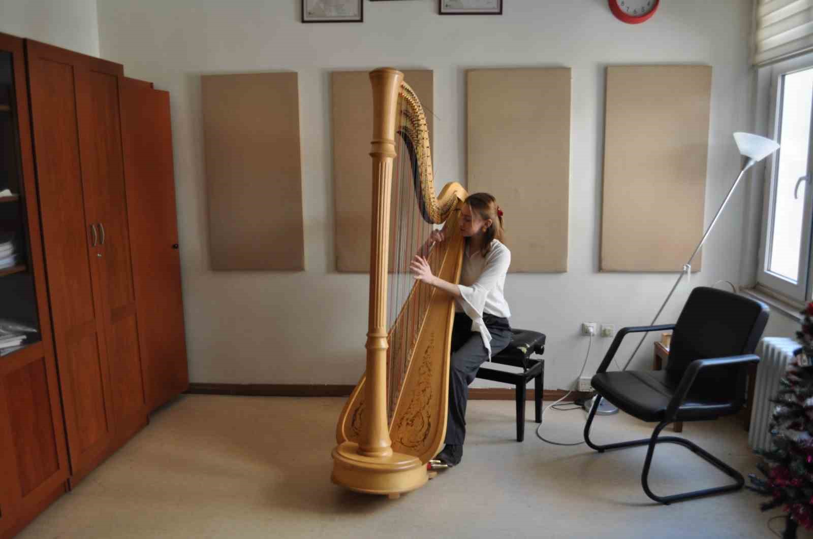 Küçüklüğünden beri çaldığı boyundan büyük arp ile Türkiye’yi temsil ediyor