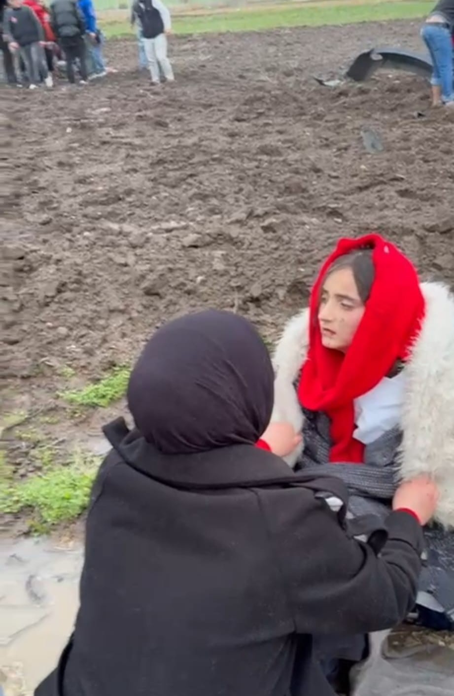 Kazada yaralanan &ccedil;ocuğun şoka girdiği anlar kameraya yansıdı
