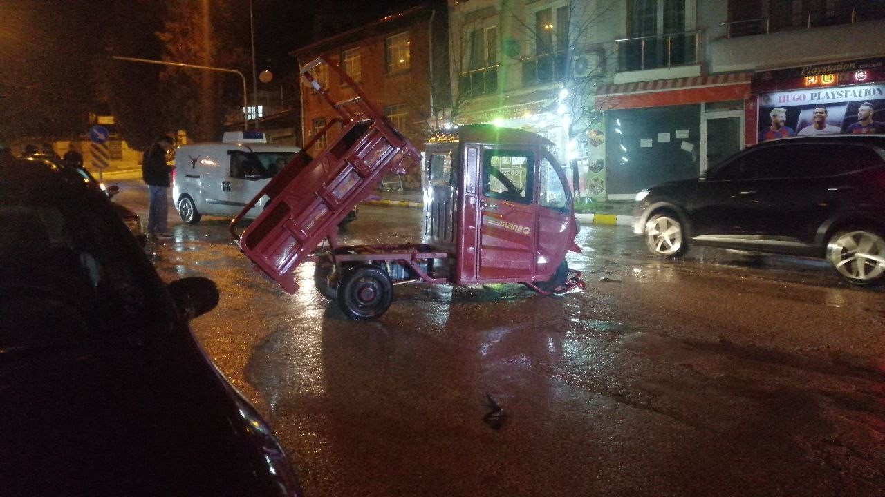 Isparta’da otomobille çarpışan elektrikli motosiklet sürücüsü yaralandı