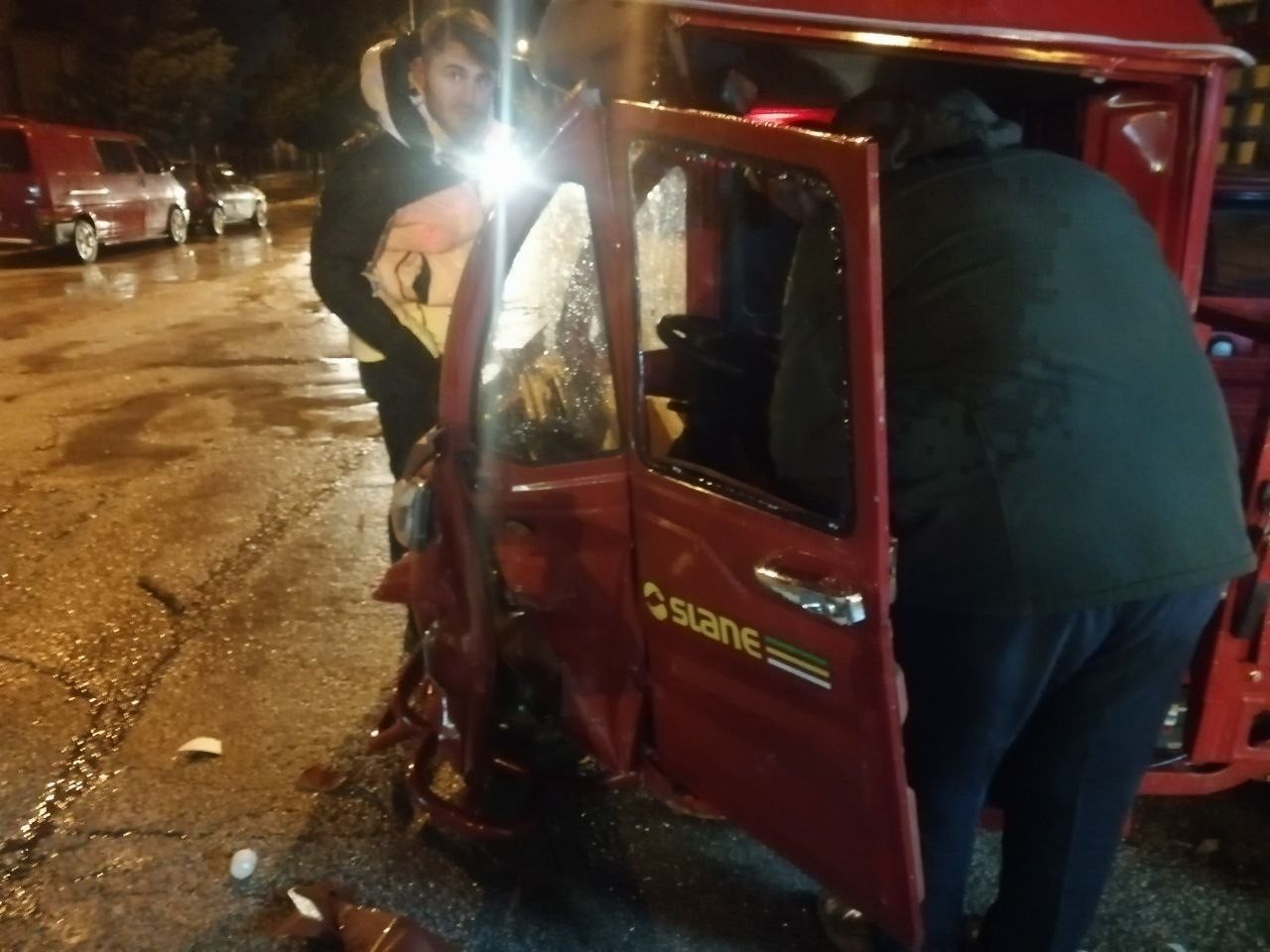 Isparta&rsquo;da otomobille &ccedil;arpışan elektrikli motosiklet s&uuml;r&uuml;c&uuml;s&uuml; yaralandı
