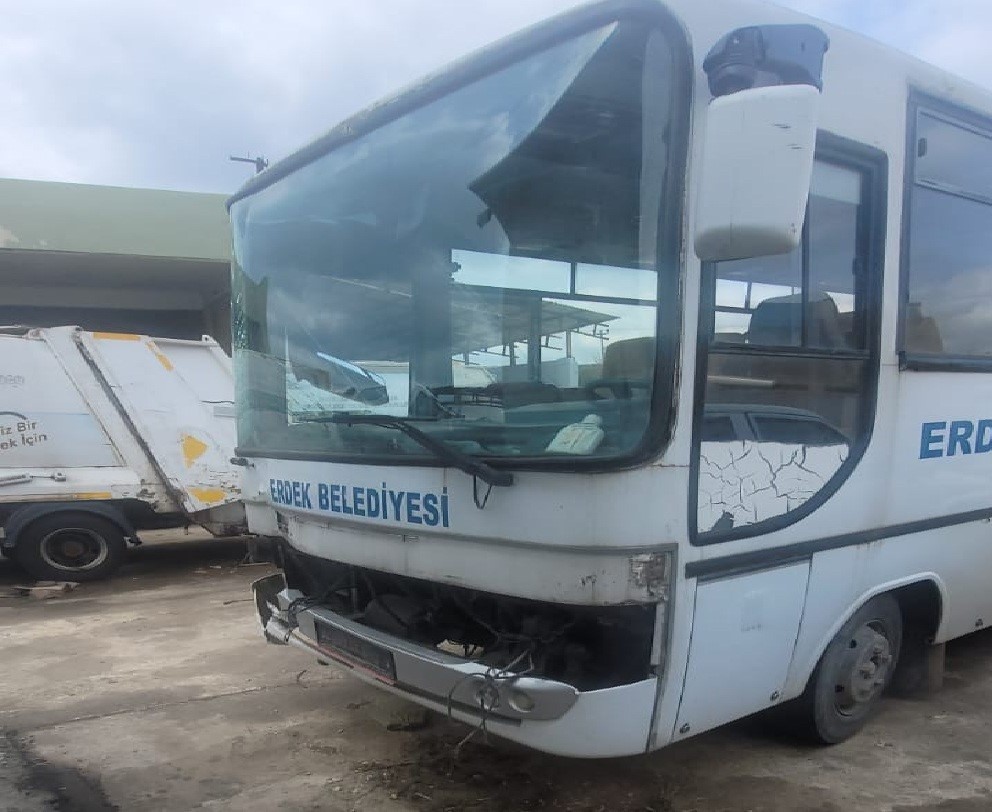 Erdek Belediyesi’ne ait araç çalındı, 7 araca çarptı