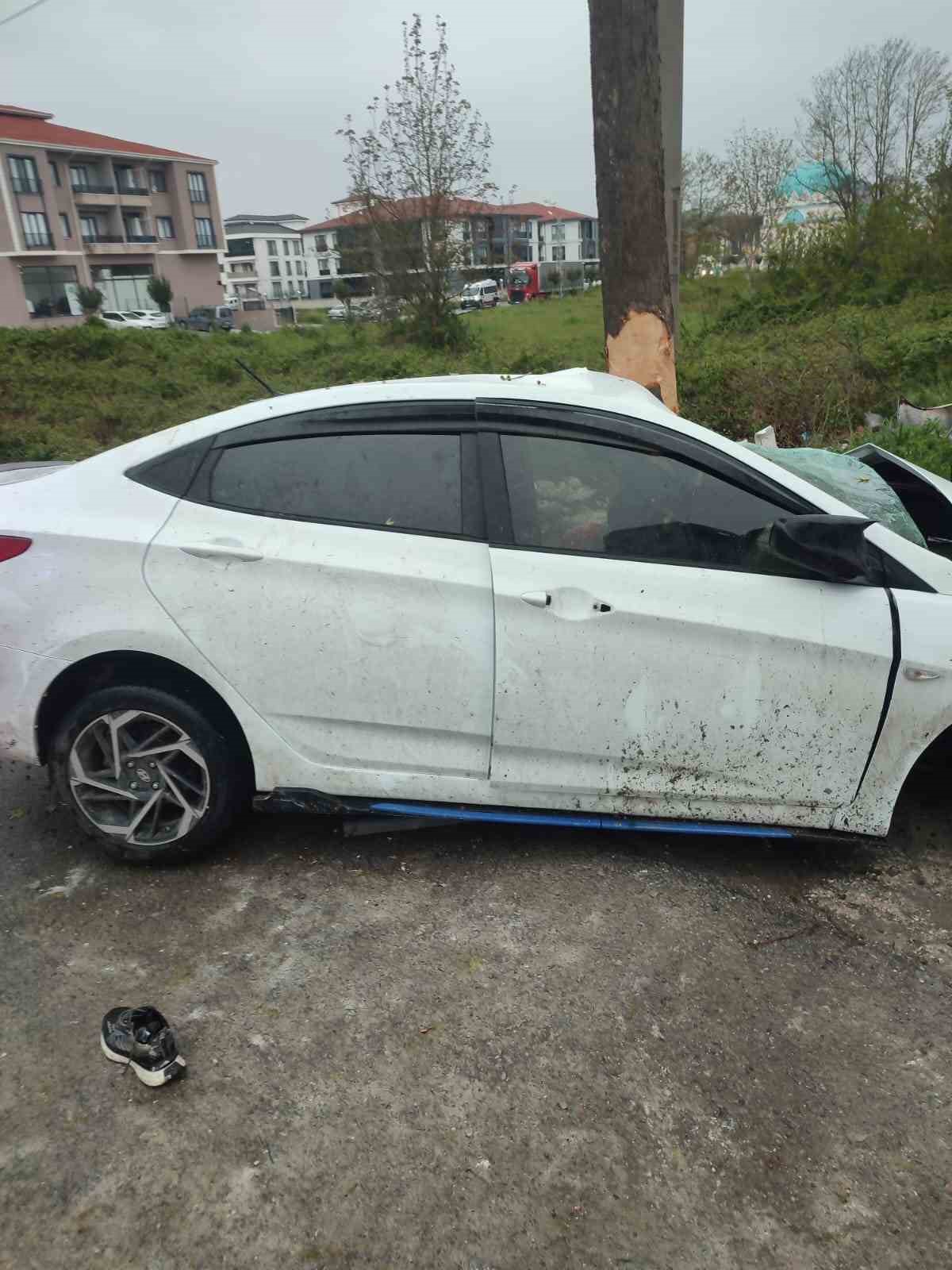 Adapazarı’nda ağaca çarpıp hurdaya dönen otomobildeki 2 kişi yaralandı
