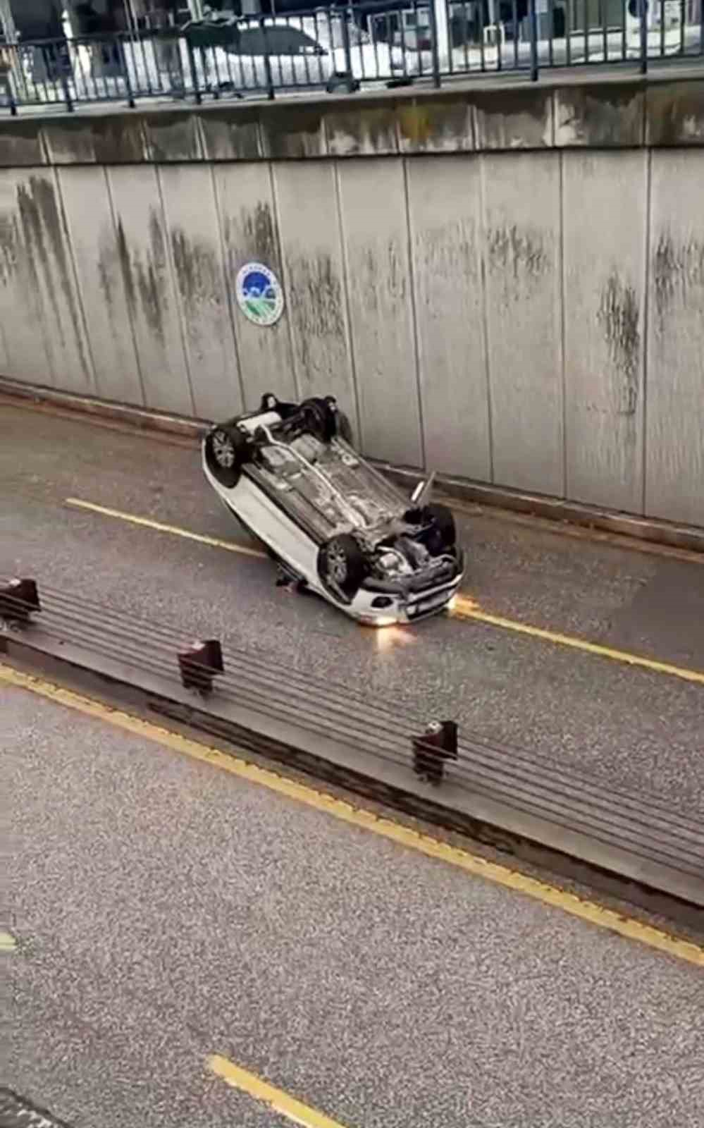 Alt ge&ccedil;itte takla atan otomobil trafiği aksattı
