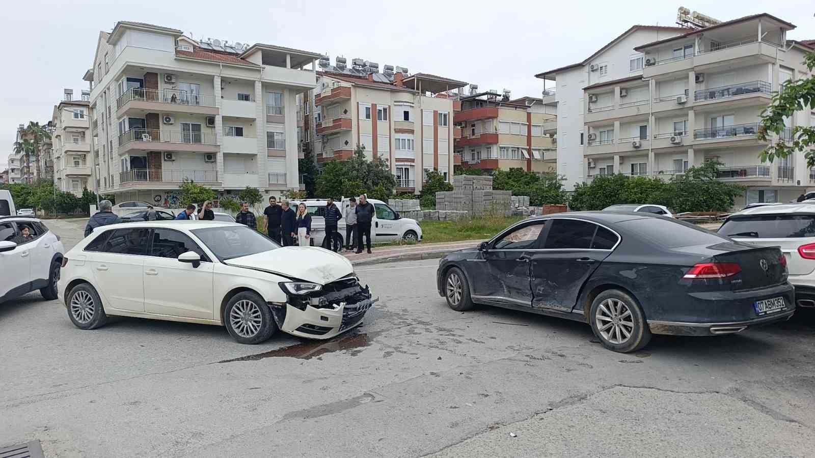 Manavgat&rsquo;ta kontrols&uuml;z kavşakta kaza: 1 yaralı
