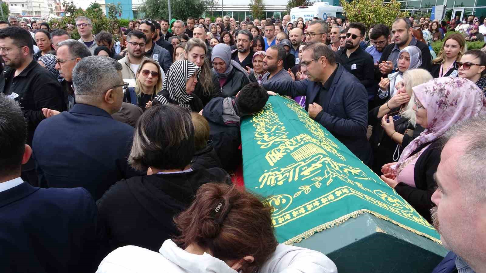 Balkondan düşerek hayatını kaybeden doktor son yolculuğuna uğurlandı