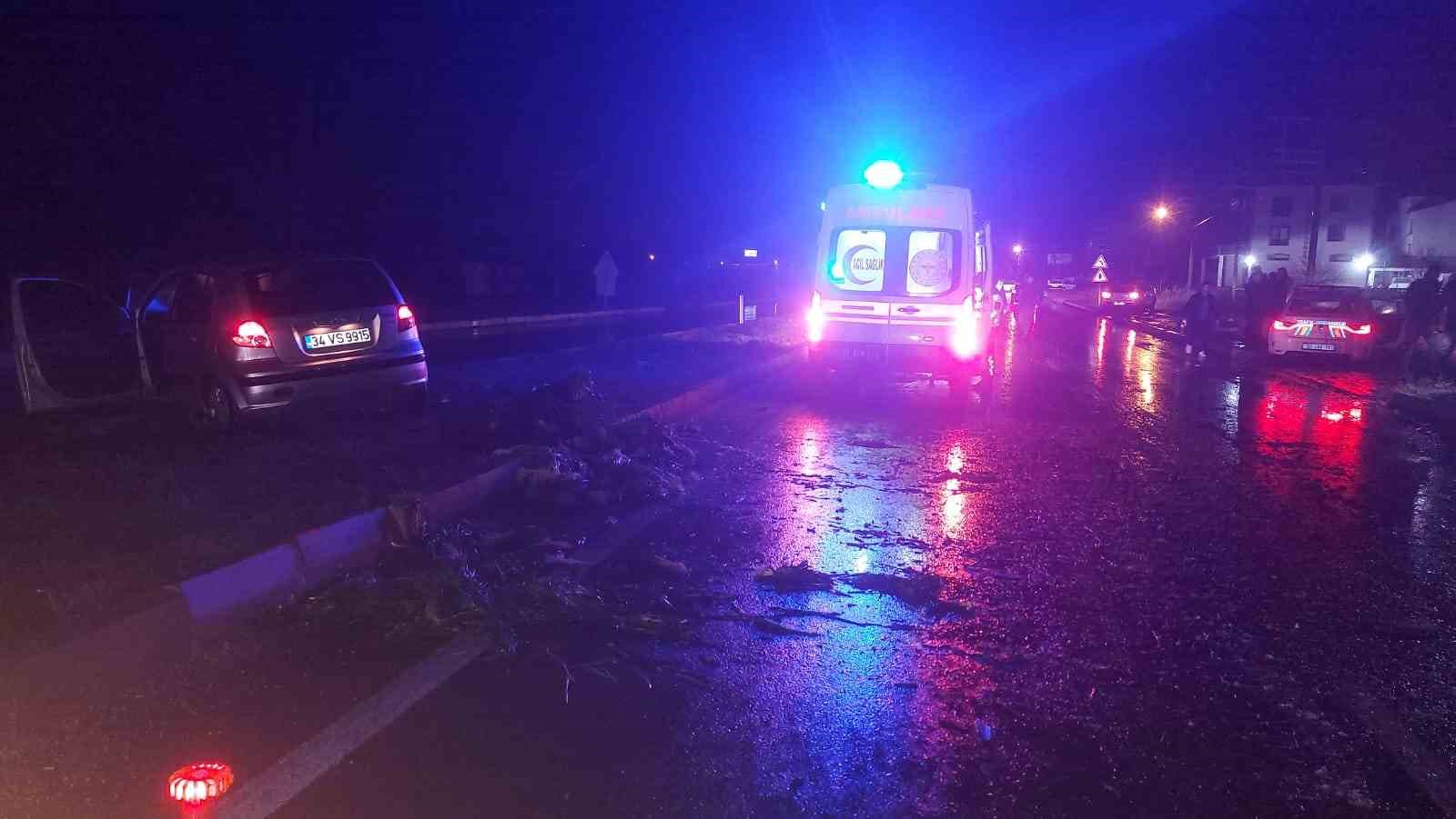Otomobilin trakt&ouml;rle &ccedil;arpıştığı kazada 5 kişi yaralandı
