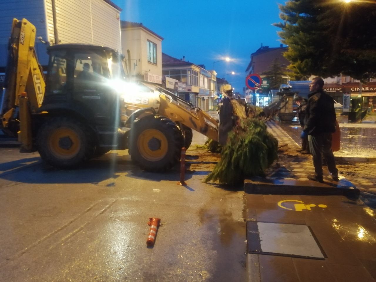 Devrilen &ccedil;am ağacının altında kalmaktan kıl payı kurtuldular
