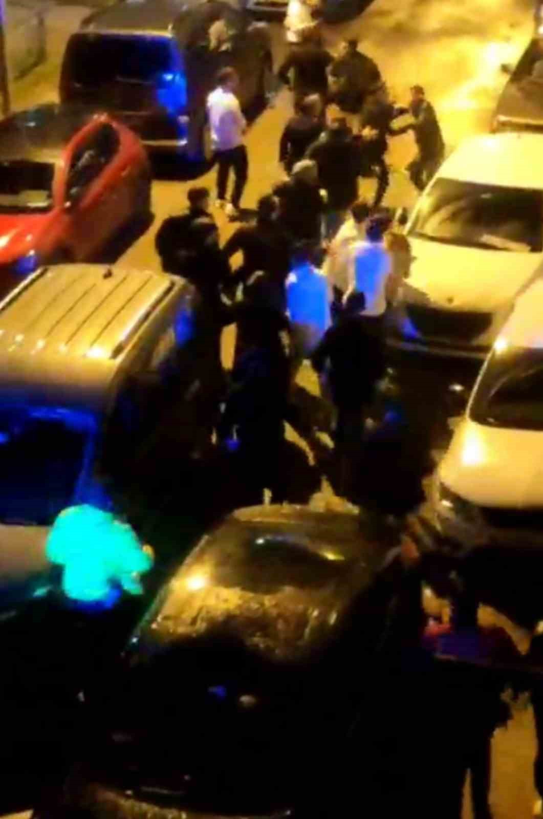 Sultangazi&rsquo;de d&uuml;ğ&uuml;n salonu karıştı, kavga sokağa taştı: O anlar kamerada
