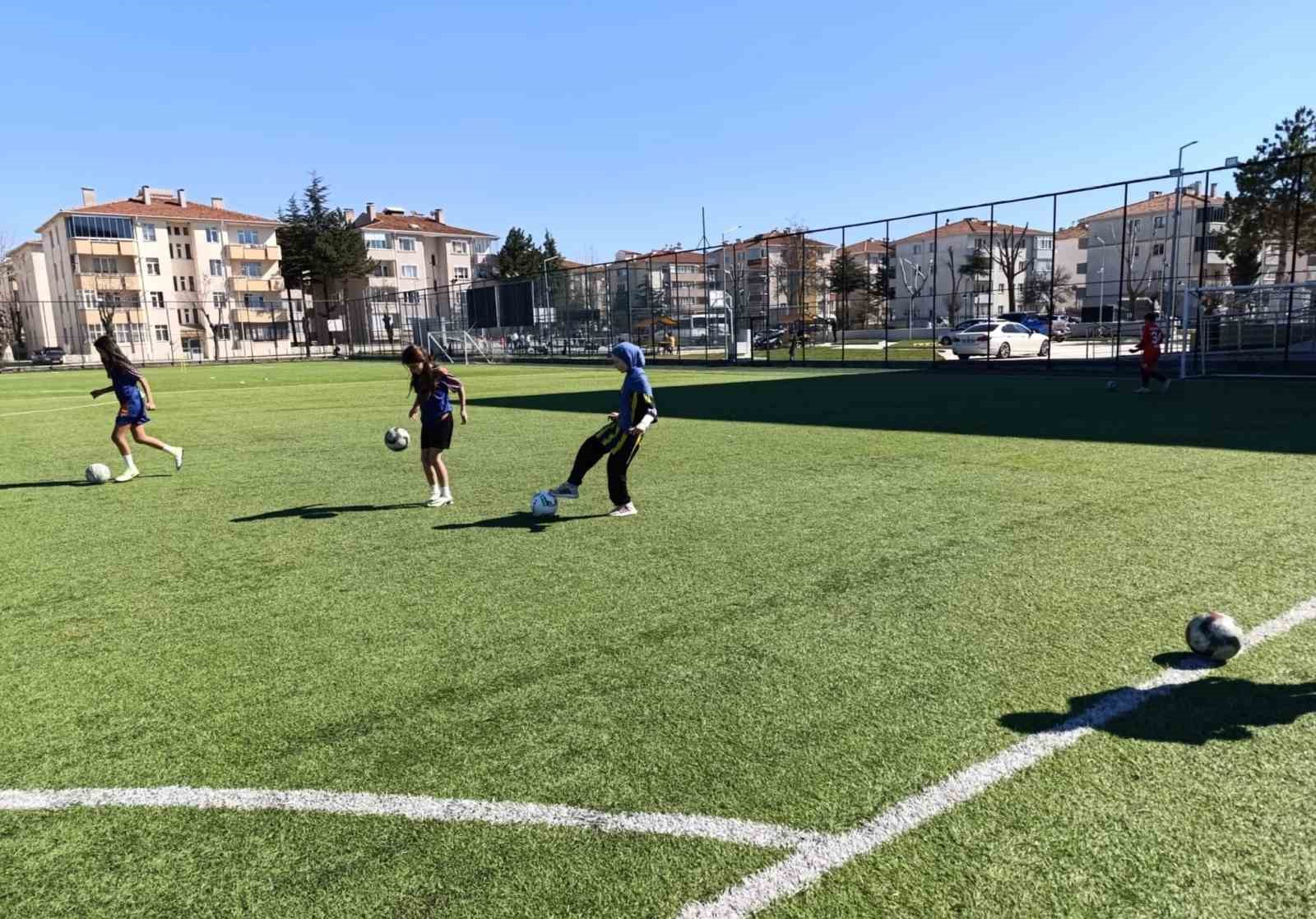 Futbol antrenmanları aralıksız devam ediyor
