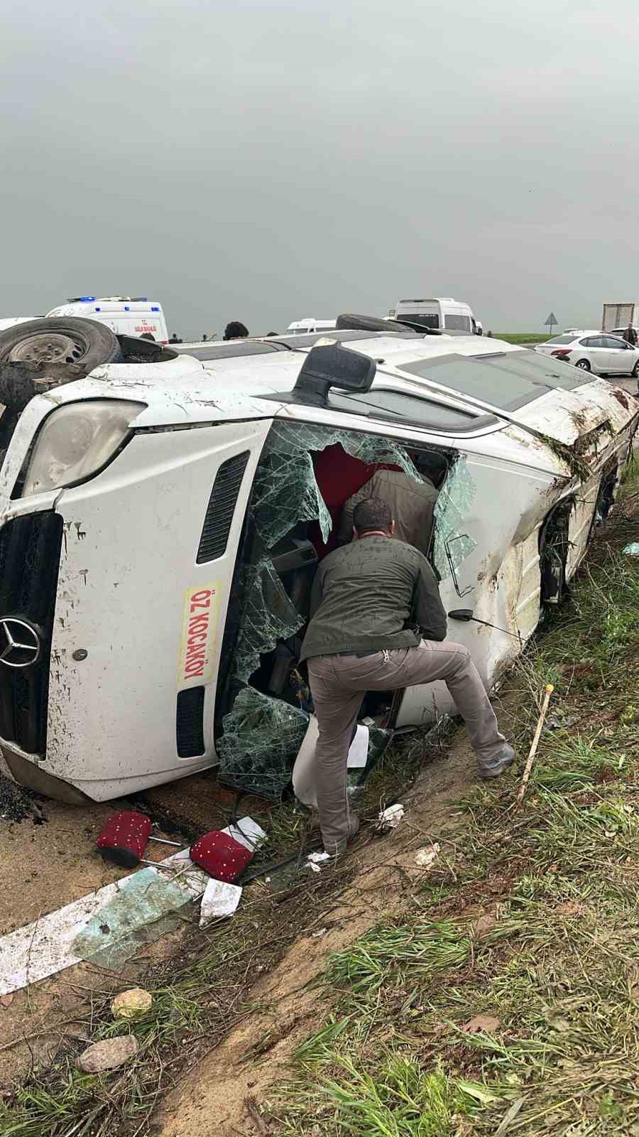 Diyarbakır&rsquo;da yolcu minib&uuml;s&uuml; devrildi: 9 yaralı
