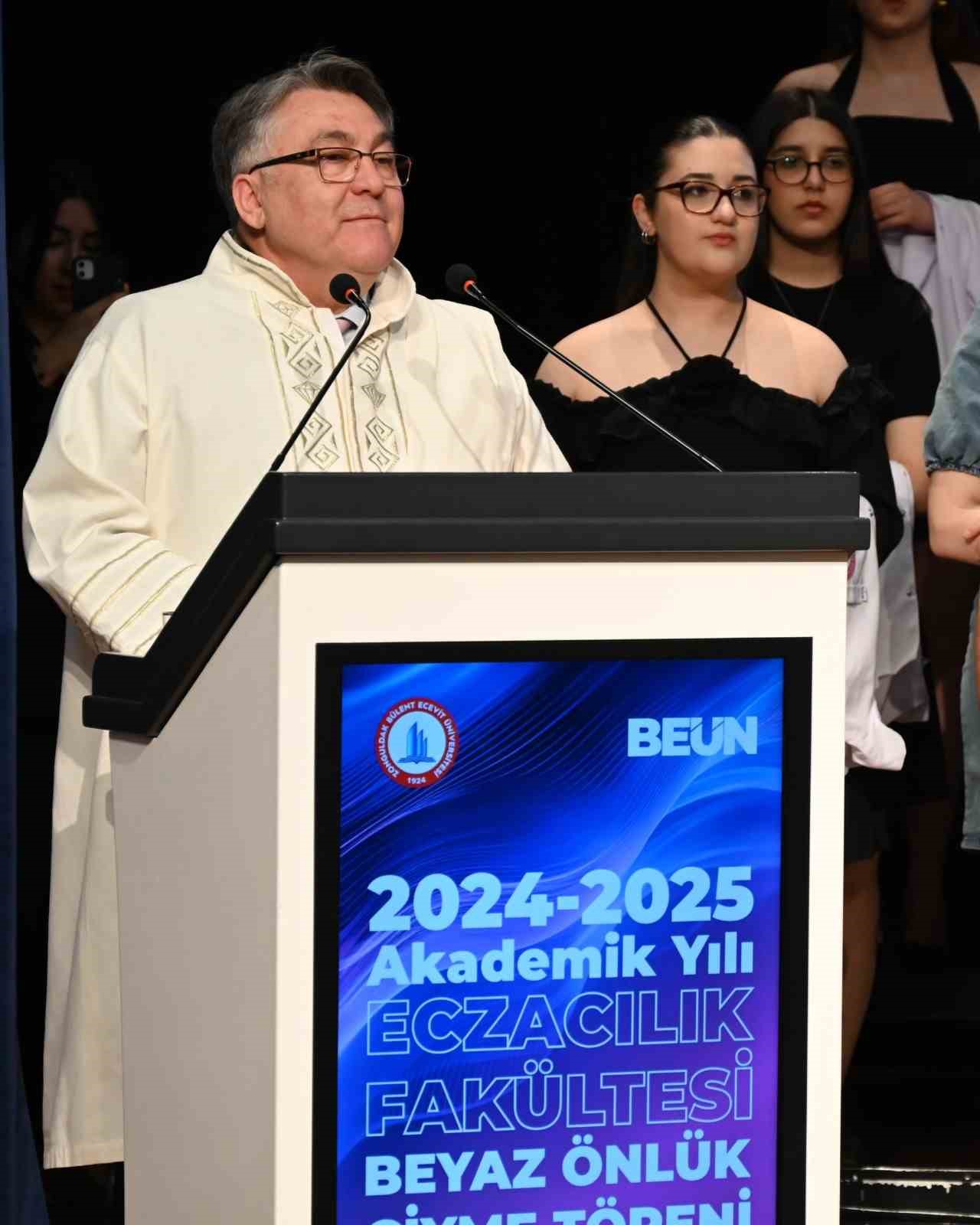 BEUN&rsquo;da Eczacılık Fak&uuml;ltesi beyaz &ouml;nl&uuml;k giyme t&ouml;reni heyecanı yaşandı
