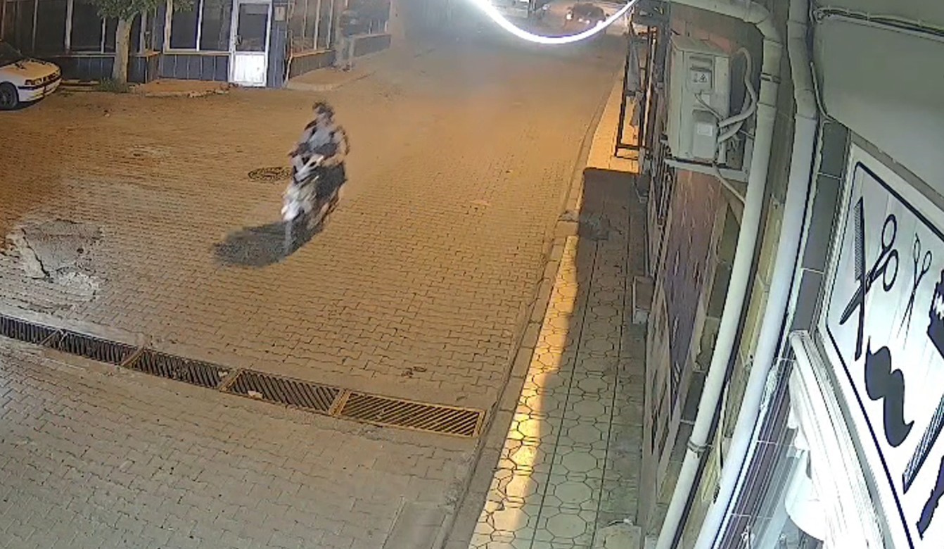 Alışverişe girdi motosikletinden oldu: O anlar kamerada