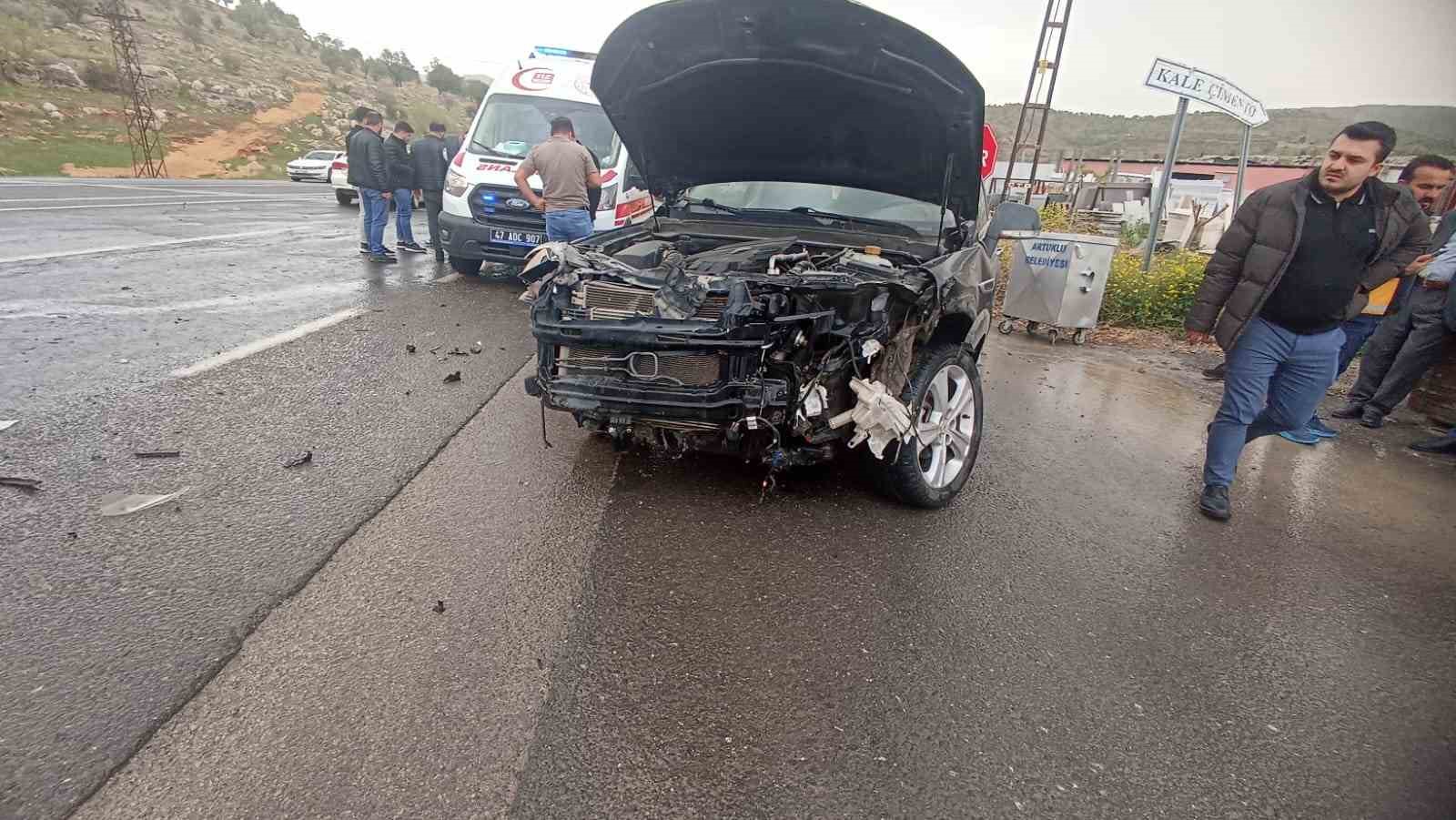 Mardin’de hafif ticari araç otomobille çarpıştı: 2 yaralı