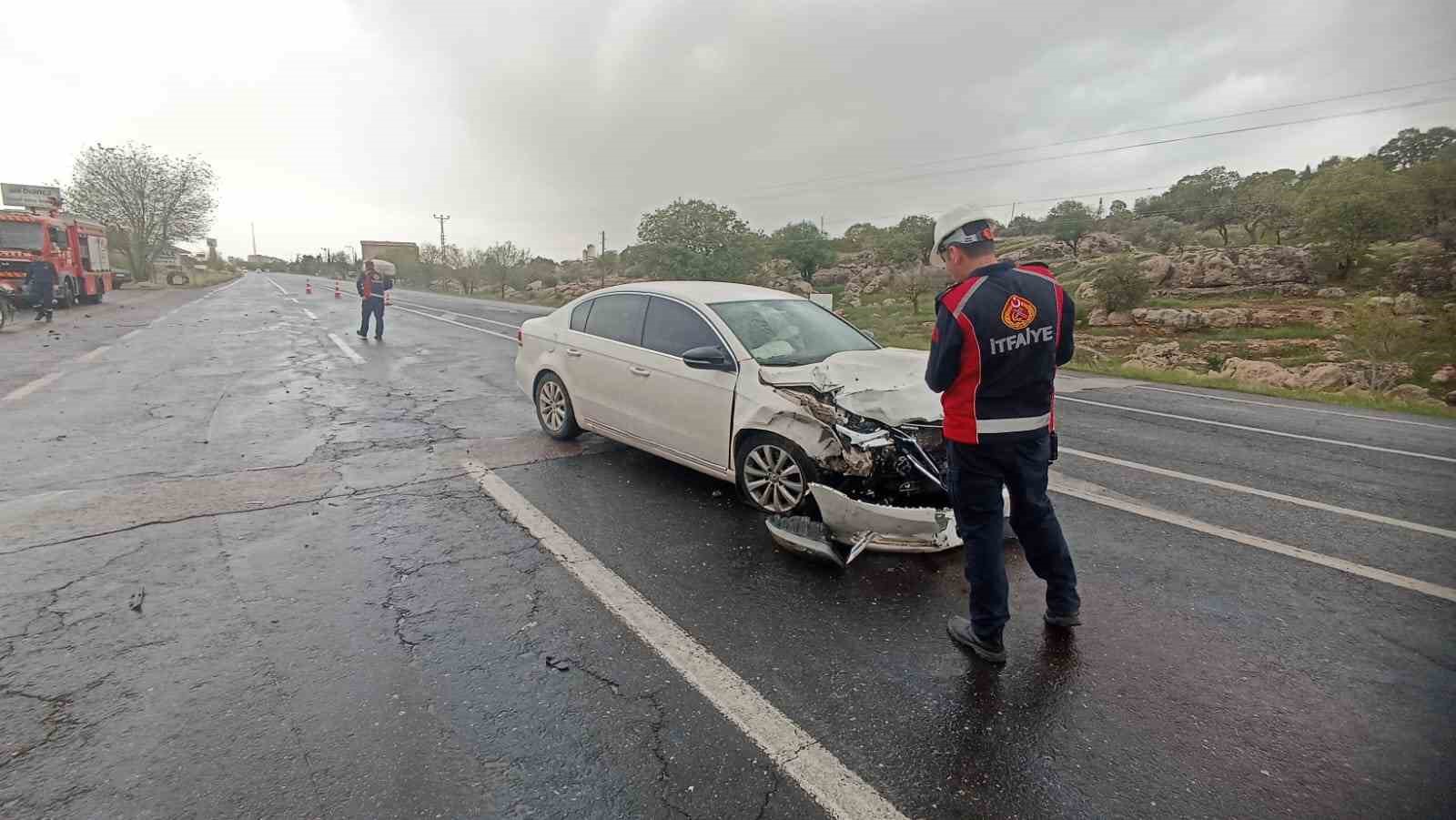 Mardin&rsquo;de hafif ticari ara&ccedil; otomobille &ccedil;arpıştı: 2 yaralı
