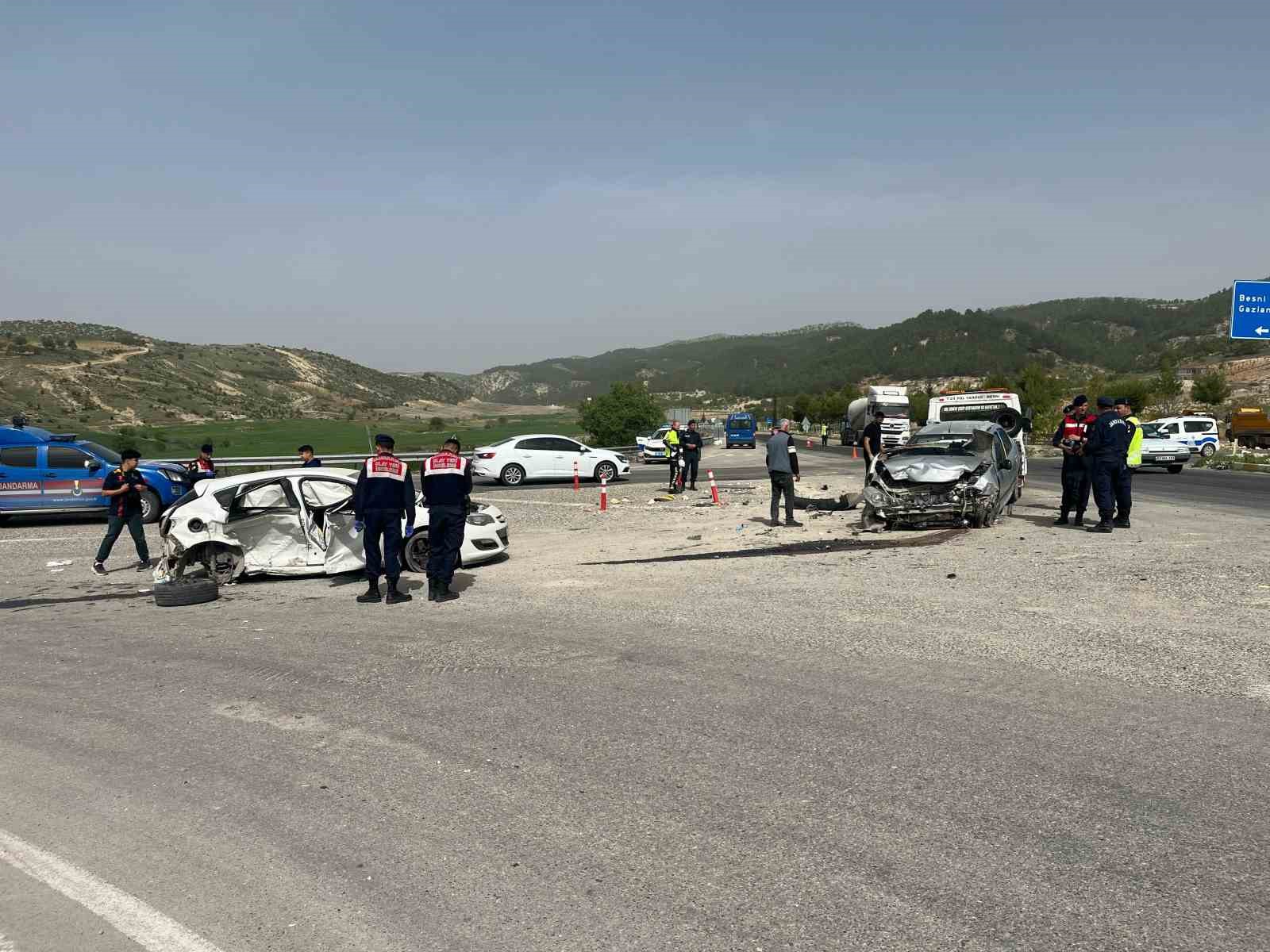 Adıyaman’da 2 otomobil çarpıştı: 8 yaralı