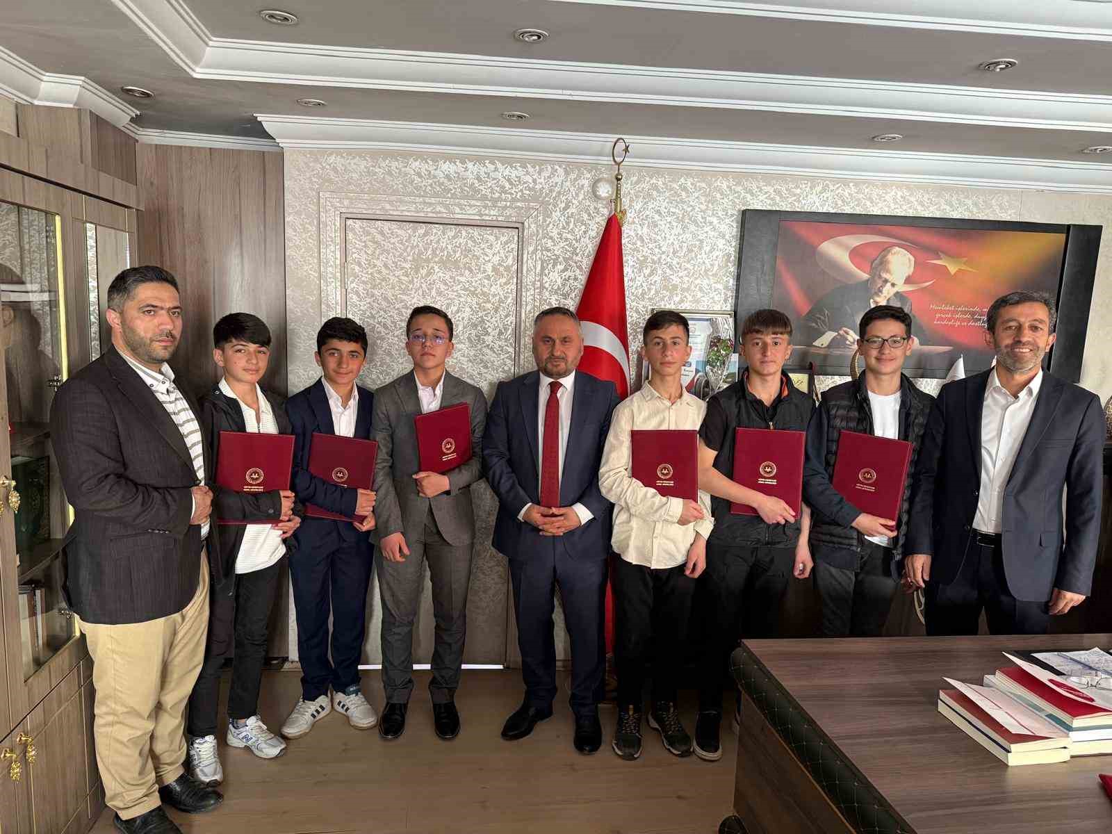 Hafız öğrenciler belge alma sevinci yaşadı