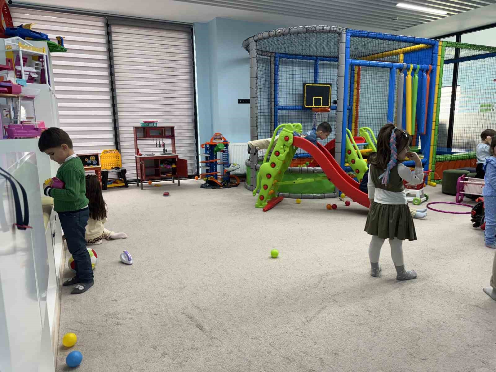 B&uuml;y&uuml;kşehir &Ccedil;ocuk K&uuml;t&uuml;phanesi, miniklerin ve ailelerinin g&ouml;zdesi oldu
