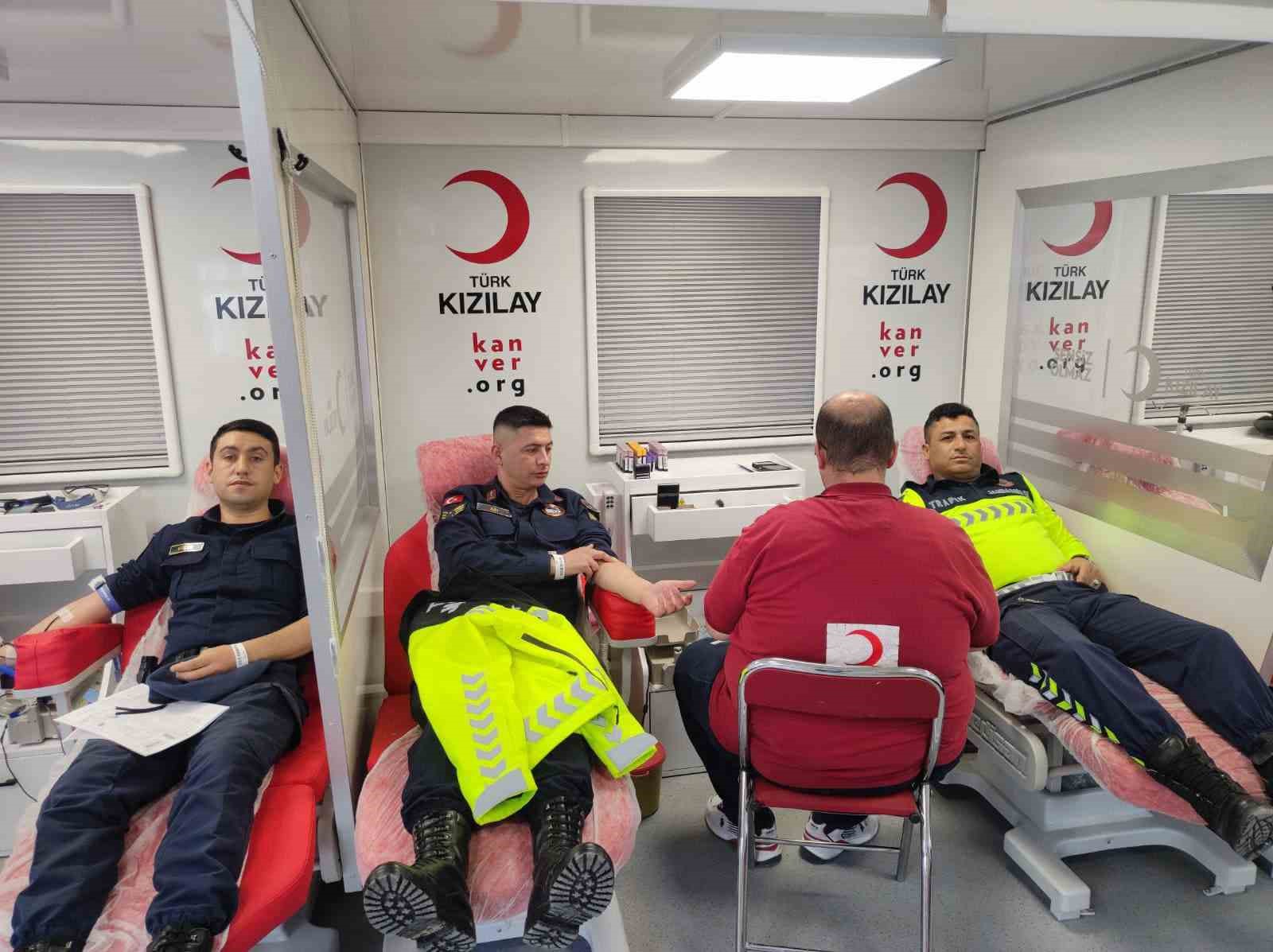 Jandarma ekipleri kan bağışı yaptı