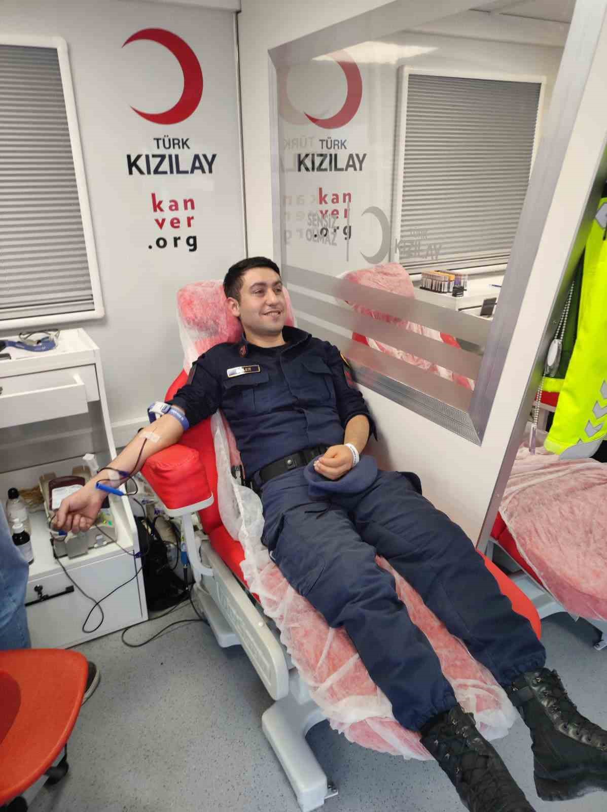 Jandarma ekipleri kan bağışı yaptı

